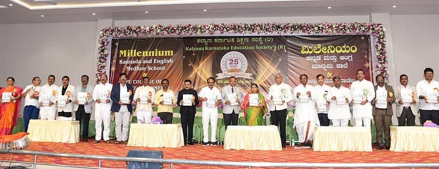 ಕಲಬುರಗಿಯಲ್ಲಿ ಕಲ್ಯಾಣ ಕರ್ನಾಟಕ ಶಿಕ್ಷಣ ಸಂಸ್ಥೆಯ ಮಿಲೇನಿಯಂ ಕನ್ನಡ ಮತ್ತು ಇಂಗ್ಲಿಷ್‌ ಮಾಧ್ಯಮ ಶಾಲೆಯ ಬೆಳ್ಳಿ ಮಹೋತ್ಸವ ಕಾರ್ಯಕ್ರಮದಲ್ಲಿ ಸಂಸ್ಥೆಯ ‘ರಜತ ಗಿರಿ’ ಸ್ಮರಣ ಸಂಚಿಕೆಯನ್ನು ಗಣ್ಯರು ಬಿಡುಗಡೆ ಮಾಡಿದರು. ಸಚಿವ ಶರಣಬಸಪ್ಪ ದರ್ಶನಾಪುರ, ದಾಕ್ಷಾಯಣಿ ಎಸ್‌.ಅಪ್ಪ, ಸಂಸ್ಥೆಯ ಅಧ್ಯಕ್ಷ ಎಂ.ಎನ್. ಪಾಟೀಲ ಇತರರು ಇದ್ದಾರೆ