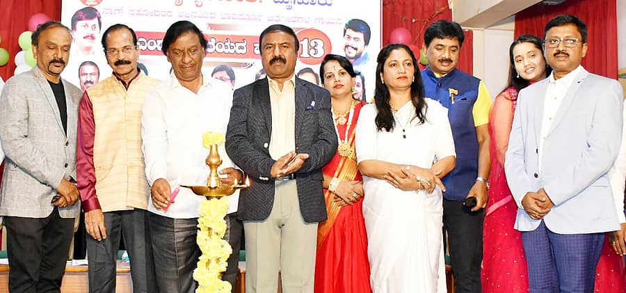 ಗಾನವೈದ್ಯಲೋಕ ತಂಡವು ಗುರುವಾರ ವಿಜಯನಗರ ಕನ್ನಡ ಸಾಹಿತ್ಯ ಭವನದಲ್ಲಿ ಆಯೋಜಿಸಿದ್ದ ‘ಎಂದೂ ಮರೆಯದ ಹಾಡು’ ಕಾರ್ಯಕ್ರಮವನ್ನು ಕದಂಬ ಕಲಾಪೀಠದ ಅಧ್ಯಕ್ಷ ವಿದ್ಯಾಸಾಗರ ಕದಂಬ ಉದ್ಘಾಟಿಸಿದರು