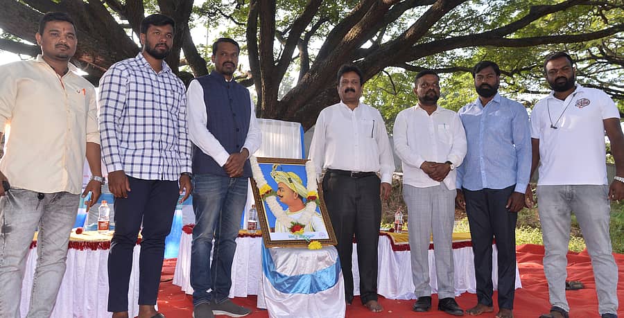 <div class="paragraphs"><p>ಕೋಲಾರದಲ್ಲಿ ಶುಕ್ರವಾರ ನಡೆದ ಹಜರತ್‌ ಟಿಪ್ಪು ಸುಲ್ತಾನ್‌ ಜಯಂತಿ ಕಾರ್ಯಕ್ರಮದಲ್ಲಿ ತಲಕಾಡು ಚಿಕ್ಕರಂಗೇಗೌಡ, ಕೆ.ಸಿ.ರಾಜಣ್ಣ, ಎಸ್‌.ಚಿನ್ನ, ಸುರೇಶ್‌ ಗೌತಮ್‌, ದೀಕ್ಷಿತ್ ಹಾಗೂ ಪದಾಧಿಕಾರಿಗಳು ಟಿಪ್ಪು ಭಾವಚಿತ್ರಕ್ಕೆ ಮಾಲಾರ್ಪಣೆ ಮಾಡಿದರು&nbsp;</p></div>