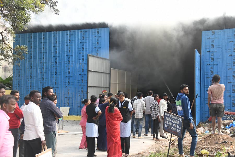 ಮೈಸೂರಿನ ನಗರದ ಕೆ.ಆರ್. ಆಸ್ಪತ್ರೆಯ ಆವರಣದ ಶೆಡ್ನಲ್ಲಿ ಶುಕ್ರವಾರ ಬೆಂಕಿ ಕಾಣಿಸಿಕೊಂಡಿತು