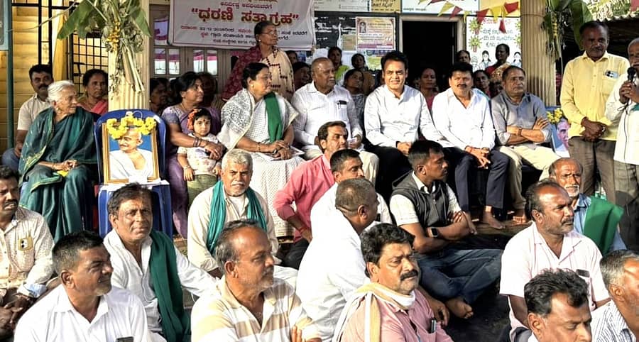 ಗೆಜ್ಜಲಗೆರೆ ಗ್ರಾಮವನ್ನು ಮದ್ದೂರು ನಗರಸಭೆಗೆ ಸೇರ್ಪಡೆ ಗೊಳಿಸಿರುವ ಕ್ರಮವನ್ನು ಖಂಡಿಸಿ ಮದ್ದೂರು ತಾಲ್ಲೂಕಿನ ಗೆಜ್ಜಲಗೆರೆಯ ಗ್ರಾ. ಪಂ ಆವರಣದಲ್ಲಿ ನಡೆಯುತ್ತಿರುವ ಅನಿರ್ದಿಷ್ಟಾವಧಿ ಪ್ರತಿಭಟನೆಯಲ್ಲಿ ಮಾಜಿ ಸಚಿವರಾದ ಡಿ.ಸಿ. ತಮ್ಮಣ್ಣ ಹಾಗೂ ಅಶ್ವಥ್ ನಾರಾಯಣ್ ಅವರು ಶುಕ್ರವಾರ ಪಾಲ್ಗೊಂಡು ಬೆಂಬಲ ಸೂಚಿಸಿದರು 