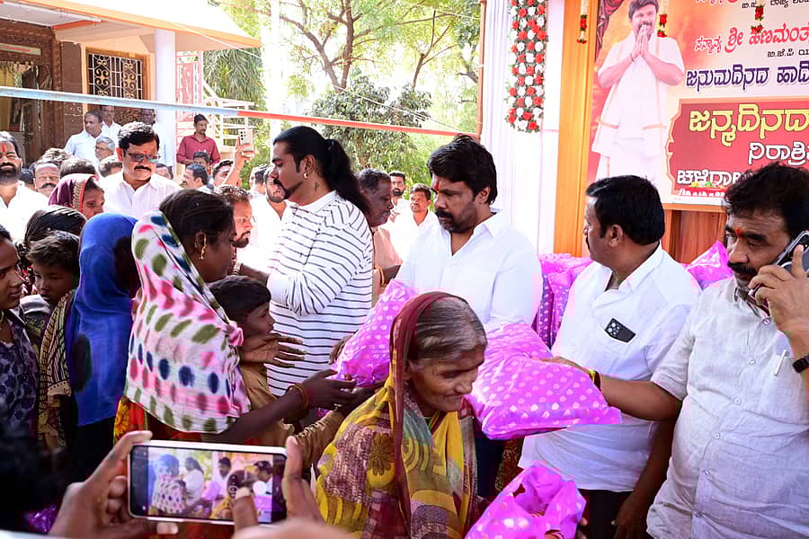 ಹುಣಸಗಿ ಪಟ್ಟಣದಲ್ಲಿ ಮಾಜಿ ಸಚಿವ ರಾಜೂಗೌಡ ಹಾಗೂ ಅವರ ಸಹೋದರ ಬಬಲುಗೌಡ ಅವರ ಜನ್ಮ ದಿನದ ಅಂಗವಾಗಿ ಬಡವರಿಗೆ ಬೆಚ್ಚಗಿನ ಹೊದಿಕೆ ಕಿಟ್‌ ವಿತರಿಸಲಾಯಿತು