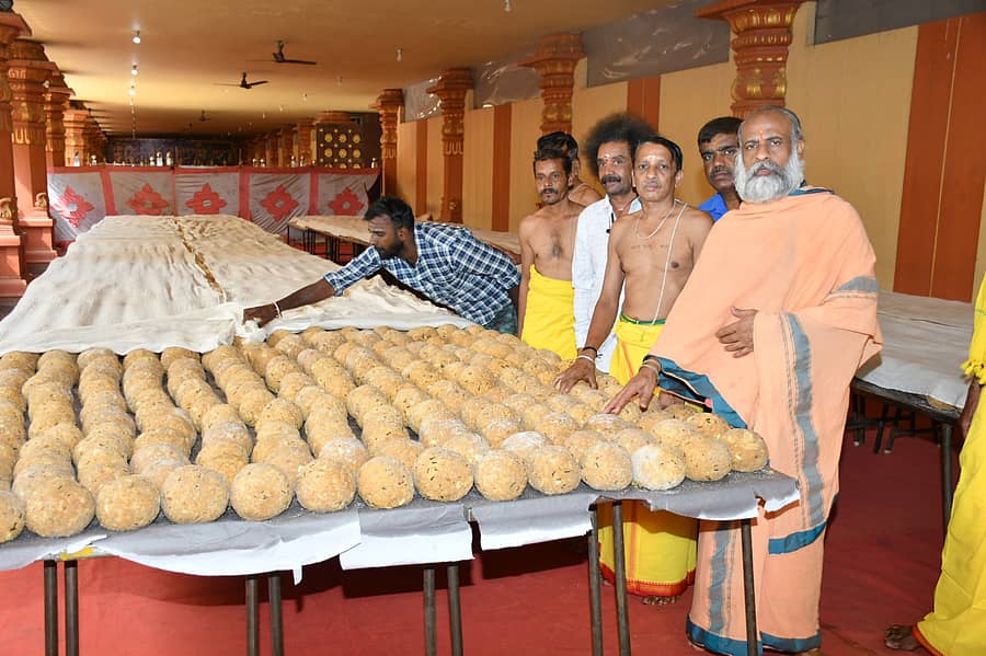 <div class="paragraphs"><p>ಮೈಸೂರಿನ ಯೋಗಾನರಸಿಂಹಸ್ವಾಮಿ ದೇಗುಲದಲ್ಲಿ 2 ಲಕ್ಷ ಉಚಿತ ಲಡ್ಡು ವಿತರಣೆ</p></div>