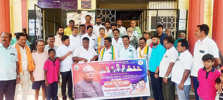 ಹೊನ್ನಾಳಿ ಸಾರ್ವಜನಿಕ ಆಸ್ಪತ್ರೆಯ ರೋಗಿಗಳಿಗೆ ಹಣ್ಣು, ಬ್ರೆಡ್ ವಿತರಿಸಿ ಹೊರಬಂದರು