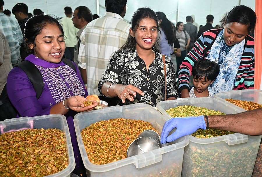 ಬಸವನಗುಡಿ ನ್ಯಾಷನಲ್‌ ಕಾಲೇಜು ಮೈದಾನದಲ್ಲಿ ಆಯೋಜಿಸಿರುವ ಅವರೆಬೇಳೆ ಮೇಳದಲ್ಲಿ ಖರೀದಿಯಲ್ಲಿ ತೊಡಗಿದ್ದ ಮಹಿಳೆಯರು
ಪ್ರಜಾವಾಣಿ ಚಿತ್ರ