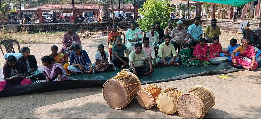 ಮಣಿಪಾಲದ ಜಿಲ್ಲಾಧಿಕಾರಿ ಕಚೇರಿ ಮುಂಭಾಗದಲ್ಲಿ ಧರಣಿ ನಡೆಸುತ್ತಿರುವ ಕೊರಗ ಸಮುದಾಯದವರು