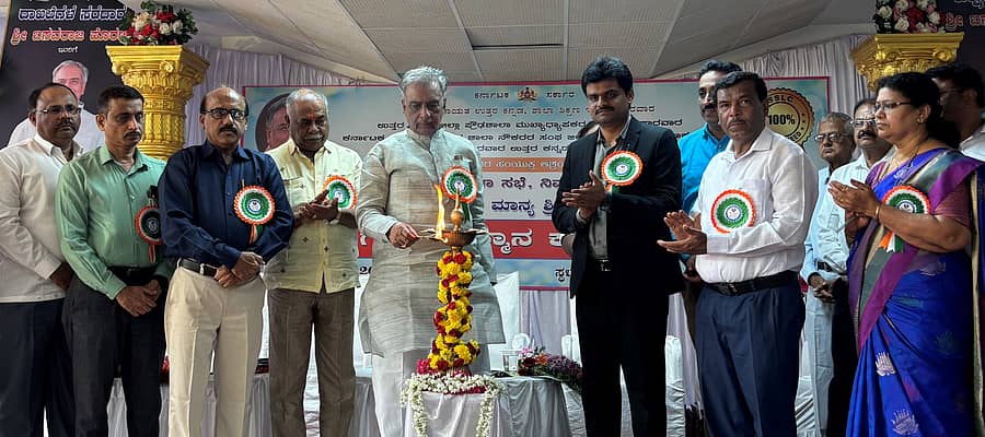 ಕಾರವಾರದಲ್ಲಿ ಹಮ್ಮಿಕೊಂಡಿದ್ದ ಎಸ್ಎಸ್ಎಲ್‌ಸಿ ಫಲಿತಾಂಶ ಸುಧಾರಣೆ ಸಭೆ, ನಿವೃತ್ತ ಶಿಕ್ಷಕರ ಸನ್ಮಾನ ಕಾರ್ಯಕ್ರಮವನ್ನು ವಿಧಾನ ಪರಿಷತ್ ಸಭಾಪತಿ ಬಸವರಾಜ ಹೊರಟ್ಟಿ ಉದ್ಘಾಟಿಸಿದರು.