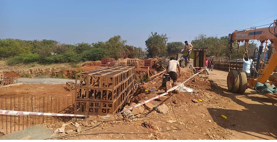 ಆಲಮಟ್ಟಿ ಬಳಿ ಗದಗ- ಹುಟಗಿ ರೈಲು ಮಾರ್ಗದ ಮೇಲ್ಭಾಗದಲ್ಲಿ ಹೊಸದಾಗಿ ಸೇತುವೆ ನಿರ್ಮಾಣ ಕಾಮಗಾರಿ ನಡೆಯುತ್ತಿದೆ