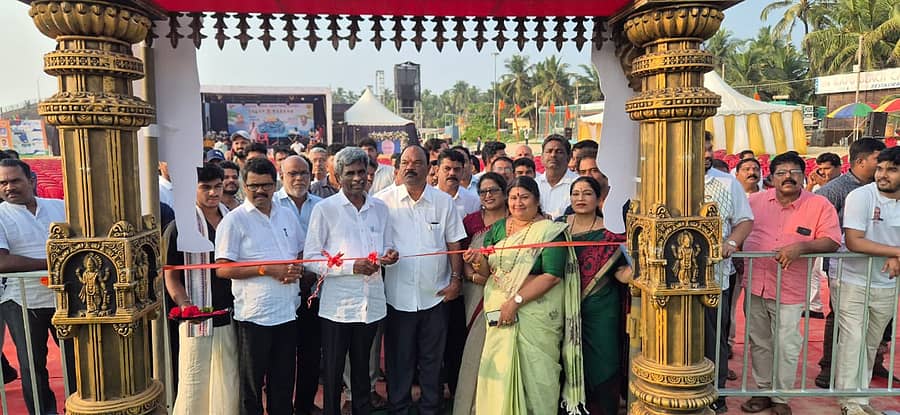 ಕಾಪು ಬೀಚ್ನಲ್ಲಿ ಆಯೋಜಿಸಿರುವ ಕಡಲ ಪರ್ಬದ ಆಹಾರ ಮೇಳಕ್ಕೆ ಸಂಸದ ಕೋಟ ಶ್ರೀನಿವಾಸ ಪೂಜಾರಿ ಚಾಲನೆ ನೀಡಿದರು