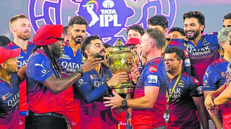 <div class="paragraphs"><p>&nbsp;ಐಪಿಎಲ್ ಟ್ರೋಫಿಯೊಂದಿಗೆ ಆರ್‌ಸಿಬಿ ತಂಡ&nbsp;</p></div>