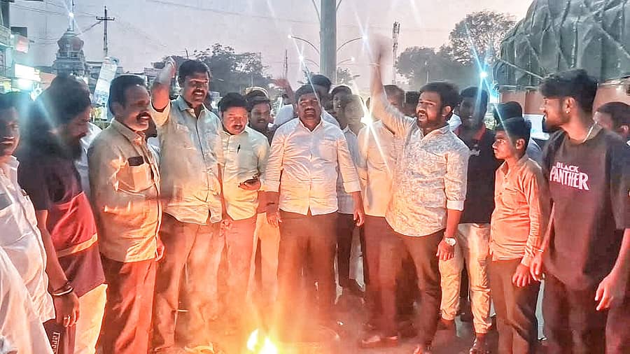 ಜೇವರ್ಗಿ ಪಟ್ಟಣದ ಅಖಂಡೇಶ್ವರ ವೃತ್ತದಲ್ಲಿ ವಿಶ್ವ ಹಿಂದೂ ಪರಿಷತ್ ಹಾಗೂ ಭಜರಂಗದಳ ವತಿಯಿಂದ ಬಾಂಗ್ಲಾದೇಶದ ಘಟನೆ ಖಂಡಿಸಿ ಟೈರ್ ಗಳಿಗೆ ಬೆಂಕಿ ಹಚ್ಚಿ ಆಕ್ರೋಶ ವ್ಯಕ್ತಪಡಿಸಲಾಯಿತು.