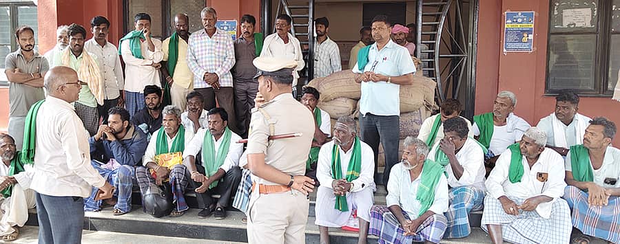 ಬ್ಯಾಡಗಿಯಲ್ಲಿ ರೈತರು ತಹಶೀಲ್ದಾರ್‌ ಕಚೇರಿ ಎದುರು ಪ್ರತಿಭಟನೆ ನಡೆಸಿದರು 