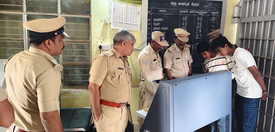 ಕೊಪ್ಪಳದ ಜಿಲ್ಲಾ ಕಾರಾಗೃಹದಲ್ಲಿ ಜಿಲ್ಲಾ ಪೊಲೀಸ್ ವರಿಷ್ಠಾಧಿಕಾರಿ ಡಾ. ರಾಮ್ ಎಲ್. ಅರಸಿದ್ಧಿ ಅವರು ಭದ್ರತಾ ಉಪಕರಣಗಳನ್ನು ಒದಗಿಸಿದರು