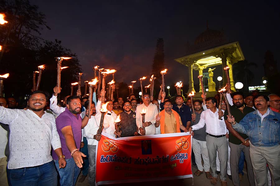 <div class="paragraphs"><p>ಬಾಂಗ್ಲಾದೇಶದಲ್ಲಿ ಹಿಂದೂಗಳ ನರಮೇಧ ಹಾಗೂ ಹಿಂದೂ ದೇವಾಲಯಗಳ ಮೇಲಿನ ದಾಳಿ ಖಂಡಿಸಿ ಹಿಂದೂ ಸಂಘಟನೆಗಳ ಒಕ್ಕೂಟವು ಪಂಜಿನ ಮೆರವಣಿಗೆ ನಡೆಸಿತು</p></div>