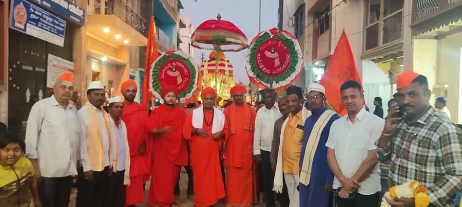 ಗುಳೇದಗುಡ್ಡ ಪಟ್ಟಣದಲ್ಲಿ ಮುರುಘಾಮಠದ ಭವ್ಯರಥೋತ್ಸವ ಬಹಳಷ್ಟು ಸಡಗರ ಸಂಭ್ರಮದಿಂದ ಜರುಗಿತು.