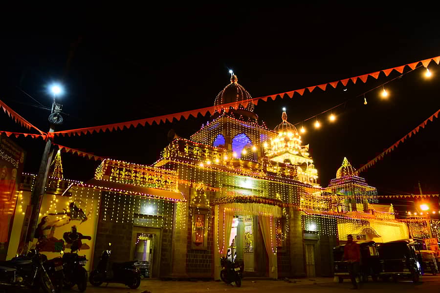 ಹಾವೇರಿ ಹುಕ್ಕೇರಿಮಠ ಜಾತ್ರಾ ಮಹೋತ್ಸವ ಅಂಗವಾಗಿ ಮಠಕ್ಕೆ ವಿಶೇಷ ವಿದ್ಯುತ್ ದೀಪಗಳ ಅಲಂಕಾರ ಮಾಡಿರುವುದು