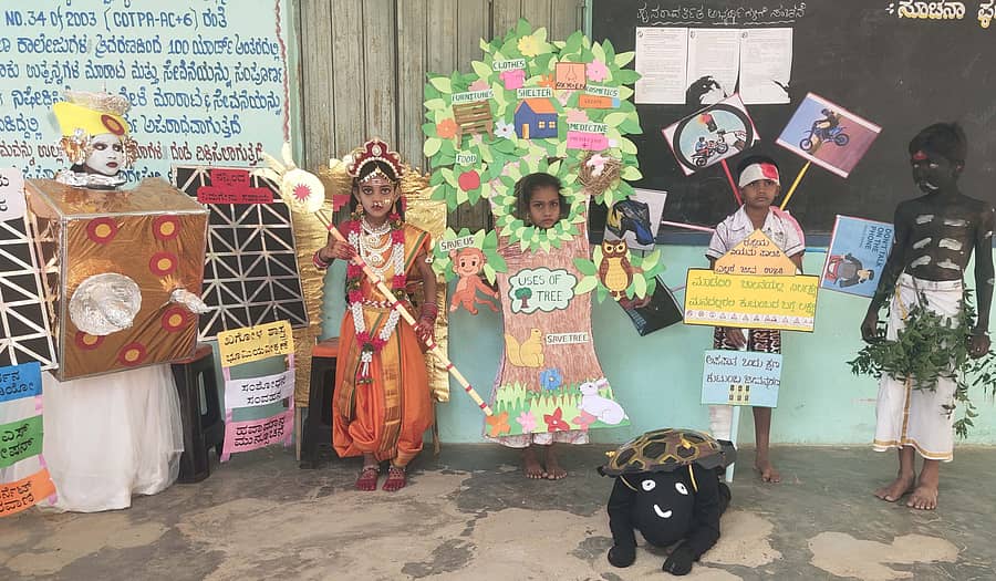 ಬಾಗೇಪಲ್ಲಿ ಪಟ್ಟಣದ ಪಿಎಂಶ್ರೀ ಸರ್ಕಾರಿ ಹಿರಿಯ ಪ್ರಾಥಮಿಕ ಶಾಲೆಯಲ್ಲಿ ಹಮ್ಮಿಕೊಂಡಿದ್ದ ತಾಲ್ಲೂಕು ಮಟ್ಟದ ಪ್ರತಿಭಾ ಕಾರಂಜಿಯಲ್ಲಿ ವಿವಿಧ ವೇಷ ಭೂಷಣಗಳೊಂದಿಗೆ ಮಿಂಚಿದ ಮಕ್ಕಳು
