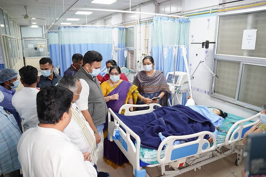 ಮೈಸೂರಿನ ಕೆ.ಆರ್. ಆಸ್ಪತ್ರೆಗೆ ಯದುವೀರ್ ಕೃಷ್ಣದತ್ತ ಚಾಮರಾಜ ಒಡೆಯರ್ ಹಾಗೂ ಟಿ.ಎಸ್.ಶ್ರೀವತ್ಸ ಭೇಟಿ ನೀಡಿ ಗಾಯಾಳುಗಳ ಆರೋಗ್ಯ ವಿಚಾರಿಸಿದರು