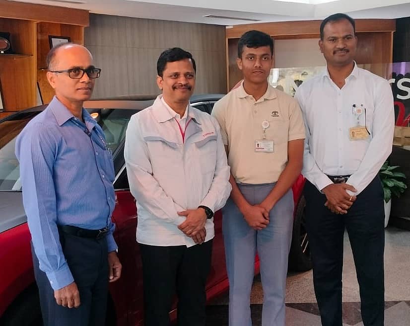 ಬಿಡದಿ ಕೈಗಾರಿಕಾ ಪ್ರದೇಶದಲ್ಲಿ ನಡೆದ ಸುದ್ದಿಗೋಷ್ಠಿಯಲ್ಲಿ ಟೊಯೊಟಾ ಕಿರ್ಲೋಸ್ಕರ್ ಮೋಟಾರ್ಸ್‌ (ಟಿಕೆಎಂ) ಕಂಪನಿಯ ಹಣಕಾಸು ಮತ್ತು ಆಡಳಿತ ವಿಭಾಗದ ಕಾರ್ಯನಿರ್ವಾಹಕ ಉಪಾಧ್ಯಕ್ಷ ಜಿ. ಶಂಕರ ಅವರು, ಸ್ಕಿಲ್ ಒಲಿಂಪಿಯಾಡ್‌ ಸ್ಪರ್ಧೆಯಲ್ಲಿ ವಿಜೇತರಾದ ತಮ್ಮ ಕಂಪನಿಯ ಟ್ರೈನಿ ಪುನೀತ್ ಅವರನ್ನು ಅಭಿನಂದಿಸಿದರು. ಟಿಟಿಟಿಐ ಪ್ರಾಂಶುಪಾಲ ಜಗದೀಶ್ ಇದ್ದಾರೆ