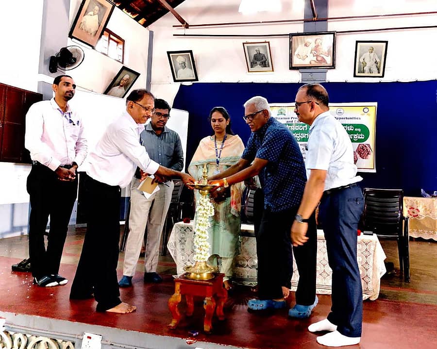 ಮೂಡುಬಿದಿರೆಯ ಸಮಾಜ ಮಂದಿರದಲ್ಲಿ ನಡೆದ ಕೃಷಿ ಉತ್ಪನ್ನಗಳ ಮಾರುಕಟ್ಟೆ ಮಾಹಿತಿ ಕಾರ್ಯಕ್ರಮವನ್ನು ‘ಅಪೇಡಾ’ದ ಎಜಿಎಂ ಧರ್ಮರಾಜ್ ಉದ್ಘಾಟಿಸಿದರು