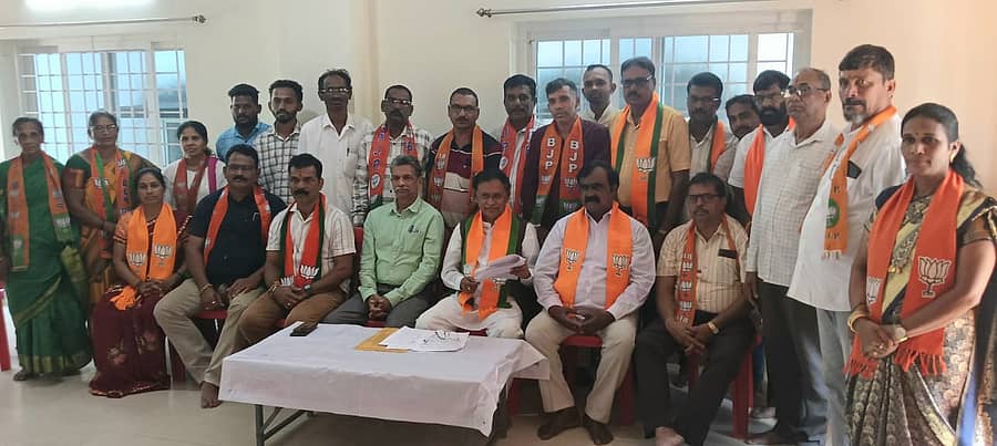 ಅಂಕೋಲಾ ಪಟ್ಟಣದ ಕ್ಷತ್ರೀಯ ಕೋಮಾರಪಂಥ ಸಭಾಭವನದಲ್ಲಿ ವಿಧಾನ ಪರಿಷತ್ ಸದಸ್ಯ ಎಸ್.ವಿ.ಸಂಕನೂರು ಸುದ್ದಿಗೋಷ್ಠಿ ನಡೆಸಿ ಮಾತನಾಡಿದರು.