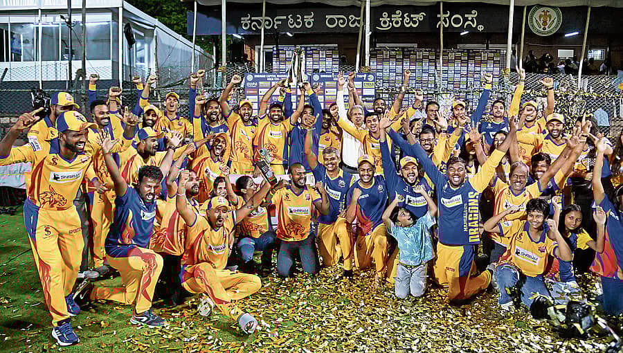 ಮಹಾರಾಜ ಟ್ರೋಫಿ ವಿಜೇತ ಮಂಗಳೂರು ಡ್ರಾಗನ್ಸ್ ತಂಡದ ಆಟಗಾರರ ಸಂಭ್ರಮ. ಪ್ರಜಾವಾಣಿ ಚಿತ್ರ/ಅನೂಪ್ ರಾಘ .ಟಿ.