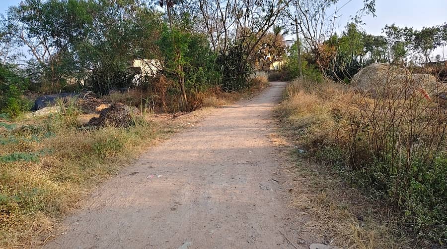 ಶಿರಹಟ್ಟಿ ತಾಲ್ಲೂಕಿನ ಹೊಳಲಾಪುರ ಗ್ರಾಮದಿಂದ ಮಾಗಡಿ ಮುಖ್ಯರಸ್ತೆ ಸಂಪರ್ಕಿಸುವ ರಸ್ತೆ ಹದಗೆಟ್ಟಿದೆ