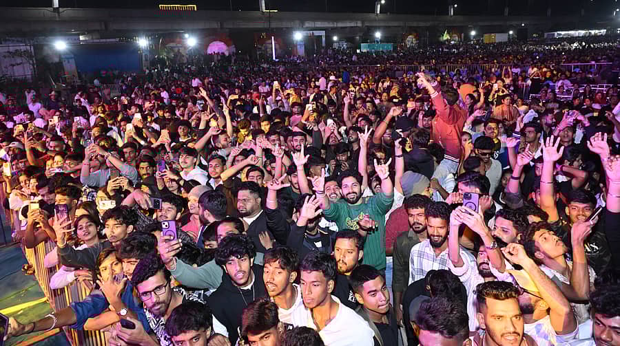 ಕರಾವಳಿ ಉತ್ಸವ ಸಪ್ತಾಹದ ಅಂಗವಾಗಿ ಗಾಯಕ ರಫ್ತಾರ್ ಸಂಗೀತ ಕಾರ್ಯಕ್ರಮದ ವೇಳೆ ಮಯೂರ ವರ್ಮ ವೇದಿಕೆಯ ಎದುರು ನೂರಾರು ಯುವಕರು ಜಮಾಯಿಸಿದ್ದರು.