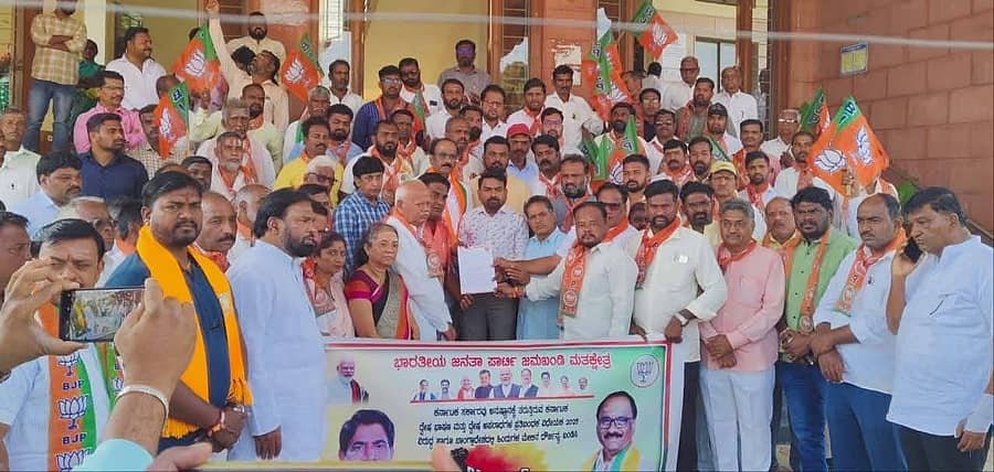 ಜಮಖಂಡಿ: ತಾಲ್ಲೂಕು ಆಡಳಿತ ಸೌಧದ ಮುಂದೆ ಬಿಜೆಪಿ ವತಿಯಿಂದ ಶುಕ್ರವಾರ ಹಮ್ಮಿಕೊಂಡಿದ್ದ ಪ್ರತಿಭಟನೆ ಯಲ್ಲಿ ತಹಶೀಲ್ದಾರ ಅನೀಲ ಬಡಿಗೇರಗೆ ಮನವಿ ಸಲ್ಲಿಸಿದರು.