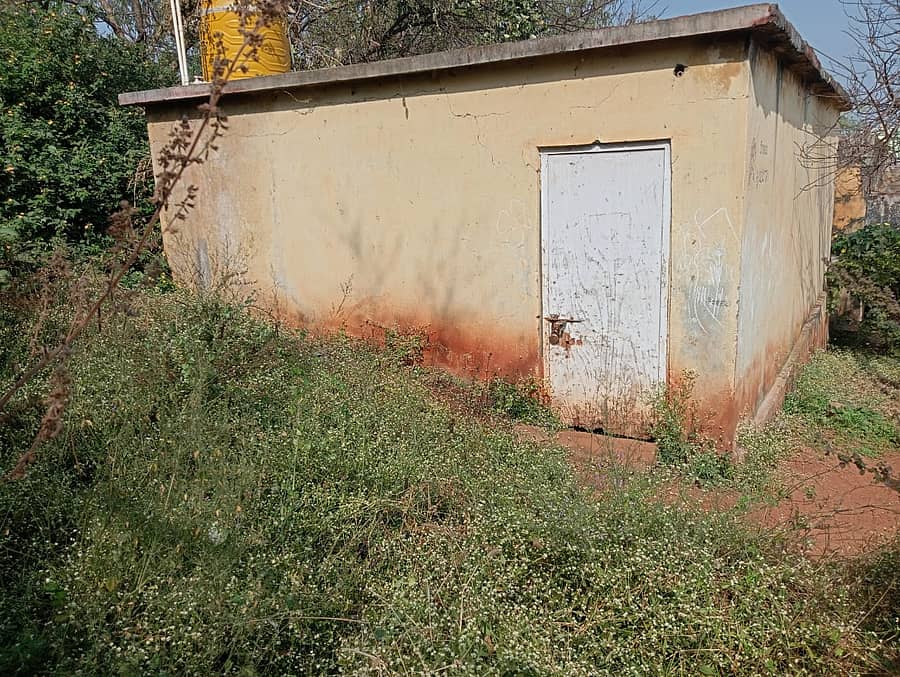 ಚಿಟಗುಪ್ಪ ಪಟ್ಟಣದ ಸರ್ಕಾರಿ ಕನ್ಯಾಪ್ರೌಢ ಶಾಲೆಯಲ್ಲಿನ ಶೌಚಾಲಯ ಸುತ್ತಲೂ ಬೆಳೆದಿರುವ ಮುಳ್ಳಿನ ಹುಲ್ಲು