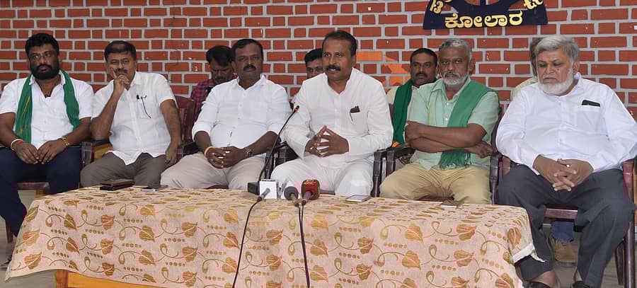 ಕೋಲಾರದಲ್ಲಿ ಶುಕ್ರವಾರ ಪತ್ರಿಕಾಗೋಷ್ಠಿಯಲ್ಲಿ ಶಾಶ್ವತ ನೀರಾವರಿ ಹೋರಾಟ ವೇದಿಕೆ ಅಧ್ಯಕ್ಷ ಆರ್.ಆಂಜನೇಯರೆಡ್ಡಿ ಹಾಗೂ ಪದಾಧಿಕಾರಿಗಳು ಮಾತನಾಡಿದರು