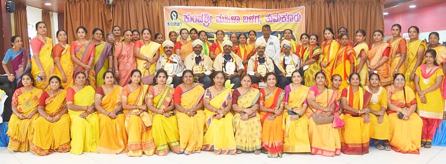 ತುಮಕೂರಿನಲ್ಲಿ ಈಚೆಗೆ ಕುಂಚಶ್ರೀ ಮಹಿಳಾ ಬಳಗದಿಂದ ಹಮ್ಮಿಕೊಂಡಿದ್ದ ಕರ್ನಾಟಕ ರಾಜ್ಯೋತ್ಸವ ಕಾರ್ಯಕ್ರಮದಲ್ಲಿ ನಿವೃತ್ತ ಯೋಧರನ್ನು ಗೌರವಿಸಲಾಯಿತು. ಸಹಾಯಕ ಕೃಷಿ ನಿರ್ದೇಶಕಿ ಗಿರಿಜಾ ರಾಜು, ಬಳಗದ ಅಧ್ಯಕ್ಷೆ ಸಿ.ಲಲಿತಾ ಮಲ್ಲಪ್ಪ, ಪದಾಧಿಕಾರಿಗಳಾದ ಬಿಂದು ರಮೇಶ್‌, ಮಂಜುಳಾ ನಾಗರಾಜ್‌, ಸುನೀತಾ, ನೇತ್ರಾ ಗಿರೀಶ್‌ ಇತರರು ಪಾಲ್ಗೊಂಡಿದ್ದರು