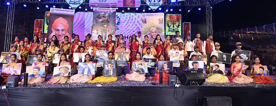 ಆನೇಕಲ್ ತಾಲ್ಲೂಕಿನ ಬನ್ನೇರುಘಟ್ಟದ ಬನ್ನೇರುಘಟ್ಟದ ಚಂಪಕಧಾಮ ಪ್ರೌಢಶಾಲೆಯ ಶಾಲಾ ವಾರ್ಷಿಕೋತ್ಸವದಲ್ಲಿ ವಿದ್ಯಾರ್ಥಿಗಳು ಸರ್ಕಾರಿ ಶಾಲೆ ಉಳಿಸಿ ನೃತ್ಯ ರೂಪಕ ಪ್ರದರ್ಶಿಸಿದರು