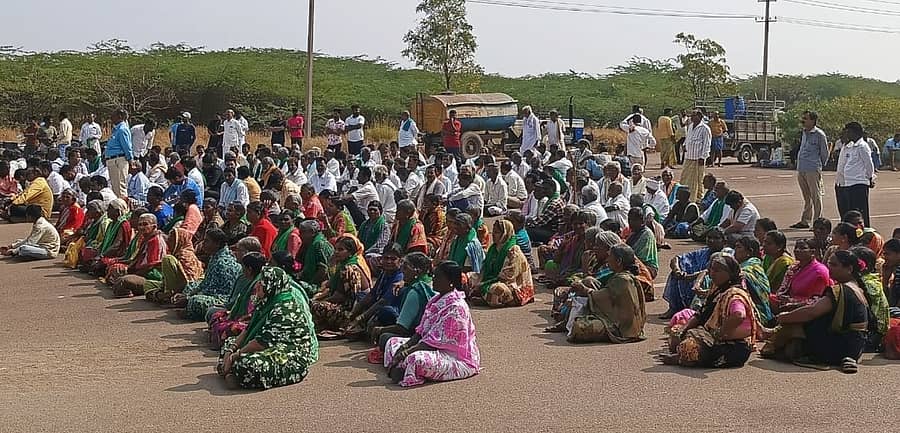 ಕುಡತಿನಿಯ ಕೈಗಾರಿಕಾ ಪ್ರದೇಶದಲ್ಲಿ ಸರ್ಕಾರವು ಜಿಂದಾಲ್‌ನ ನೂತನ ಎಲೆಕ್ಟ್ರಿಕಲ್ ಕೈಗಾರಿಕೆಯ ಸ್ಥಾಪನೆಯ ಉದ್ದೇಶಕ್ಕಾಗಿ ಜಮೀನು ನೀಡಿರುವುದನ್ನು ವಿರೋಧಿಸಿ ನೂರಾರು ರೈತರು ಶನಿವಾರ ಪ್ರತಿಭಟನೆ ನಡೆಸಿದರು
