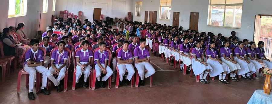 ಸೋಮವಾರಪೇಟೆ ಸಮೀಪದ ಕುವೆಂಪು ವಿದ್ಯಾಸಂಸ್ಥೆಯಲ್ಲಿ ನಡೆದ ಕಾನೂನು ಅರಿವು ಕಾರ್ಯಕ್ರಮದಲ್ಲಿ ಭಾಗವಹಿಸಿದ್ದ ವಿದ್ಯಾರ್ಥಿಗಳು