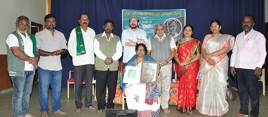 ಮಂಡ್ಯ ನಗರದ ಗಾಂಧಿ ಭವನದಲ್ಲಿ ಪ್ರೊ.ಎಚ್‌.ಎಲ್‌.ಕೇಶವಮೂರ್ತಿ ಪ್ರತಿಷ್ಠಾನದ ವತಿಯಿಂದ ಶನಿವಾರ ನಡೆದ ಎಂಟನೇ ವರ್ಷದ ಪ್ರೊ.ಎಚ್ಚೆಲ್ಕೆ ವೈಚಾರಿಕೆ ಪ್ರಶಸ್ತಿಯನ್ನು ರಂಗಾಯಣ ಕಲಾವಿದೆ ಬಿ.ಎನ್‌. ಶಶಿಕಲಾ ಅವರಿಗೆ ಪ್ರದಾನ ಮಾಡಲಾಯಿತು. ಸಾಹಿತಿ ಬಿ.ಚಂದ್ರೇಗೌಡ, ಪ್ರತಿಷ್ಠಾನದ ಅಧ್ಯಕ್ಷ ಗುರುಪ್ರಸಾದ್‌ ಕೆರಗೋಡು, ಚಿಂತಕ ಬಿ.ಸುಜಯ್‌ ಕುಮಾರ್ ಪಾಲ್ಗೊಂಡಿದ್ದರು 