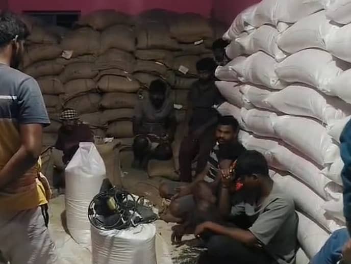 ಬಳ್ಳಾರಿ ಉಪ ವಿಭಾಗಾಧಿಕಾರಿ ರಾಜೇಶ್‌ ದಾಳಿ ಶುಕ್ರವಾರ ರಾತ್ರಿ ನಡೆಸಿದ ಬೆಂಗಳೂರು ರಸ್ತೆಯ ನ್ಯಾಯಬೆಲೆ ಅಂಗಡಿಯಲ್ಲಿ ಕಂಡ ದೃಶ್ಯ