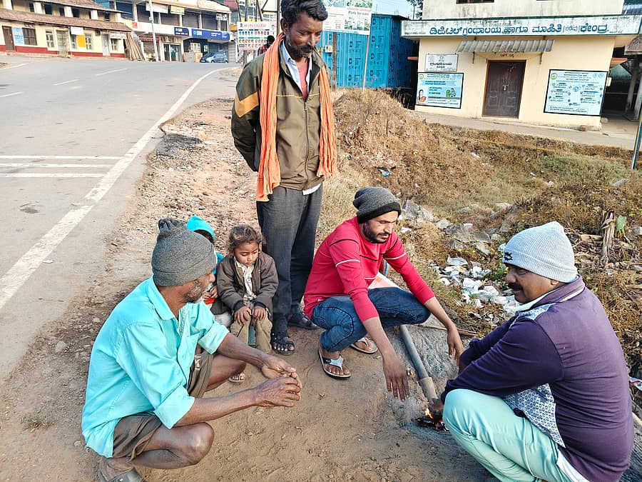 ಹೆತ್ತೂರು ಗ್ರಾಮದ ಮುಖ್ಯ ರಸ್ತೆ ಬದಿಯಲ್ಲಿ ಬೆಂಕಿ ಉರಿಸಿ ಸ್ಥಳೀಯರು ಚಳಿ ಕಾಯಿಸುತ್ತಿರುವುದು.
