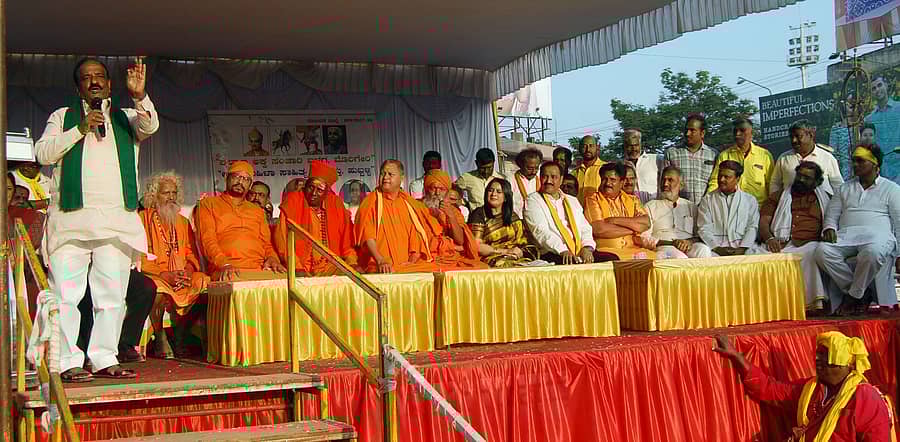 ನಾಲ್ಕು ವಿಮಾನ ನಿಲ್ದಾಣಗಳಿಗೆ ಮಹನೀಯರ ಹೆಸರು ನಾಮಕರಣಕ್ಕೆ ಆಗ್ರಹಿಸಿ ಹುಬ್ಬಳ್ಳಿಯ ಚಿಟಗುಪ್ಪಿ ಆಸ್ಪತ್ರೆಯ ಎದುರು ಶನಿವಾರ ಹಮ್ಮಿಕೊಂಡಿದ್ದ ಪ್ರತಿಭಟನೆ ಉದ್ದೇಶಿಸಿ ಶಾಸಕ ಎನ್‌.ಎಚ್‌. ಕೋನರಡ್ಡಿ ಮಾತನಾಡಿದರು