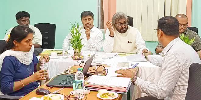 ತುಮಕೂರಿನಲ್ಲಿ ಶುಕ್ರವಾರ ಸಂಜೆ ಅರಣ್ಯ ಸಚಿವ ಈಶ್ವರ ಬಿ.ಖಂಡ್ರೆ ಅರಣ್ಯ ಇಲಾಖೆ ಅಧಿಕಾರಿಗಳ ಜತೆ ಸಭೆ ನಡೆಸಿದರು