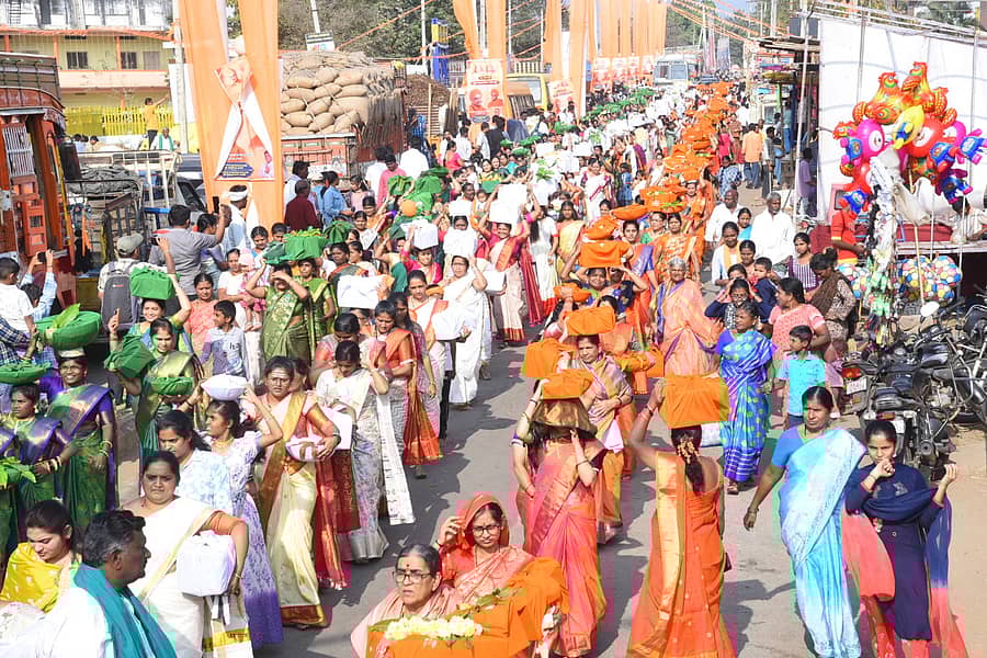 ಹಾವೇರಿ ಹುಕ್ಕೇರಿಮಠ ಜಾತ್ರಾ ಮಹೋತ್ಸವ ಅಂಗವಾಗಿ ಶನಿವಾರ ಹಮ್ಮಿಕೊಂಡಿದ್ದ ‘ಬಸವ ಬುತ್ತಿ’ ಆಚರಣೆಯಲ್ಲಿ ಪಾಲ್ಗೊಂಡಿದ್ದ ಮಹಿಳೆಯರು ಹೋಳಿಗೆ ಬುತ್ತಿ ಹೊತ್ತುಕೊಂಡು ಮೆರವಣಿಗೆಯಲ್ಲಿ ಹೆಜ್ಜೆ ಹಾಕಿದರು – ಪ್ರಜಾವಾಣಿ ಚಿತ್ರ/ ಮಾಲತೇಶ ಇಚ್ಚಂಗಿ