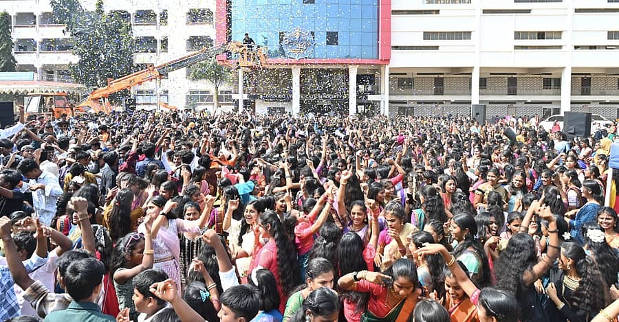 ಚಿತ್ರದುರ್ಗದ ದೇವರಾಜ ಅರಸ್ ಶಿಕ್ಷಣ ಸಂಸ್ಥೆಯಲ್ಲಿ ನಡೆಯುವ ಡೆಸ್ಟಿನಿ ಸಾಂಸ್ಕೃತಿಕ ಹಬ್ಬದ ಪೂರ್ವಭಾವಿಯಾಗಿ ಶನಿವಾರ ಸಾವಿರಾರು ವಿದ್ಯಾರ್ಥಿಗಳ ಸಂಭ್ರಮದ ನಡುವೆ ಲೋಗೊ ಅನಾವರಣಗೊಳಿಸಲಾಯಿತು