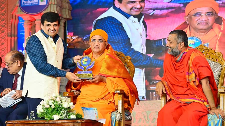 ಸಮ್ಮೇಳನದಲ್ಲಿ ಸ್ವಾಮಿ ನಿರ್ಭಯಾನಂದ ಸರಸ್ವತಿ ಅವರನ್ನು ಡಾ.ಗಿರಿಧರ ಕಜೆ ಗೌರವಿಸಿದರು. ವಿಶ್ವಸಂತೋಷ ಭಾರತಿ ಸ್ವಾಮೀಜಿ ಉಪಸ್ಥಿತರಿದ್ದರು