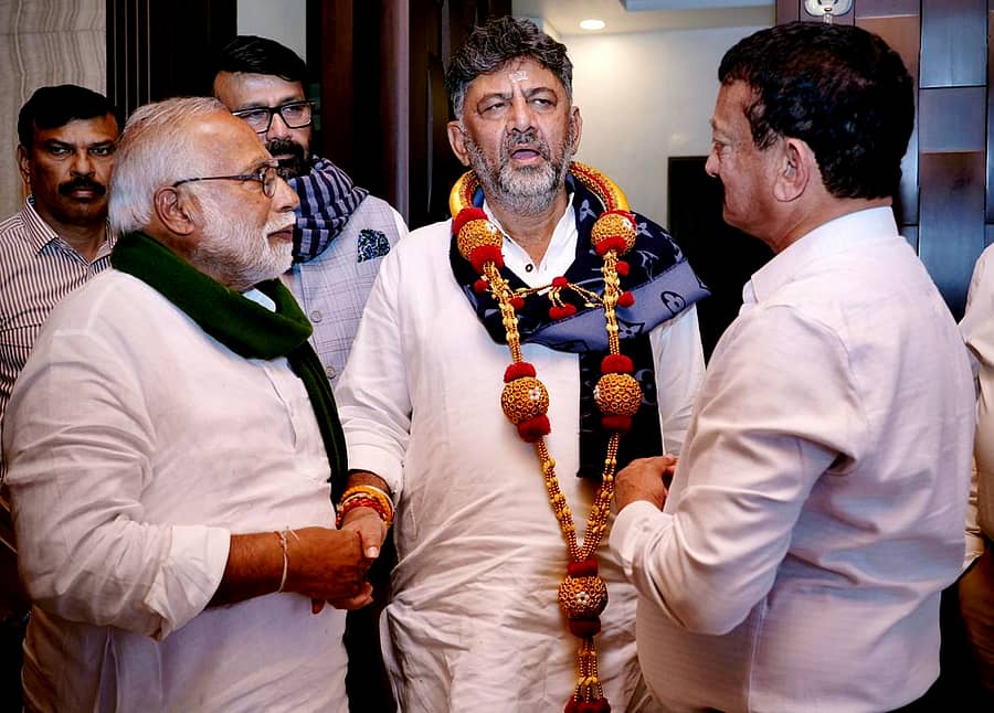 ಸಕಲೇಶಪುರದ ಮಾಜಿ ಶಾಸಕ ಎಚ್.ಎಂ. ವಿಶ್ವನಾಥ್ ಹಾಗೂ ತಾಲ್ಲೂಕು ಬ್ಲಾಕ್ ಕಾಂಗ್ರೆಸ್ ಅಧ್ಯಕ್ಷ ಬೈರಮುಡಿ ಚಂದ್ರು ಶನಿವಾರ ಬೆಂಗಳೂರಿನಲ್ಲಿ ಉಪಮುಖ್ಯಮಂತ್ರಿ ಡಿ.ಕೆ. ಶಿವಕುಮಾರ್ ಭೇಟಿ ಮಾಡಿ ಮಲೆನಾಡು ಭಾಗದ ಕಾಡಾನೆ ಸಮಸ್ಯೆಗೆ ಶಾಶ್ವತ ಪರಿಹಾರ ಸಂಬಂಧ ಶ್ರಿಲಂಕಾ ಮಾದರಿ ಆನೆ ದಾಮ ನಿರ್ಮಾಣ ಮಾಡುವಂತೆ ಮನವಿ ಸಲ್ಲಿಸಿದರು