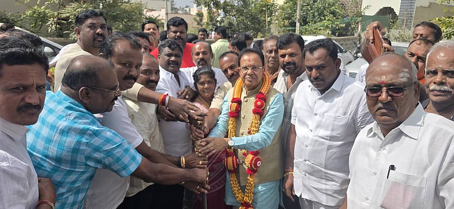 ಆನೇಕಲ್ ತಾಲ್ಲೂಕಿನ ಬೇಗಿಹಳ್ಳಿ ಗ್ರಾಮದಲ್ಲಿ ರಸ್ತೆ ಅಭಿವೃದ್ಧಿ ಕಾಮಗಾರಿಗೆ ಶಾಸಕ ಎಂ.ಕೃಷ್ಣಪ್ಪ ಅವರು ಭೂಮಿ ಪೂಜೆ ನೆರವೇರಿಸಿದರು