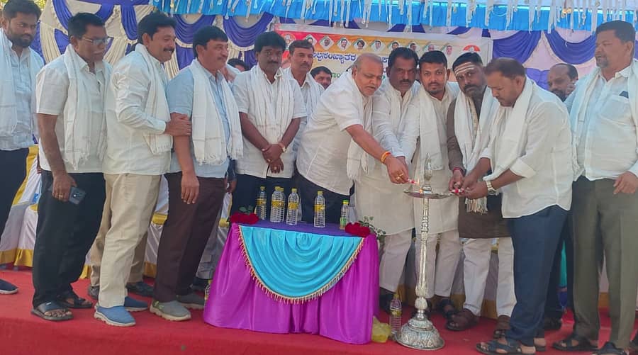 ಮುದಗಲ್ ಬ್ಲಾಕ್ ಕಾಂಗ್ರೆಸ್ ಅಲ್ಪಸಂಖ್ಯಾತ ಘಟಕದ ಪದಾಧಿಕಾರಿಗಳ ಪದಗ್ರಹಣ ಕಾರ್ಯಕ್ರಮಕ್ಕೆ ಮಾಜಿ ಶಾಸಕ, ಕೆಪಿಸಿಸಿ ರಾಜ್ಯ ಉಪಾಧ್ಯಕ್ಷ ಡಿ.ಎಸ್. ಹೂಲಗೇರಿ ಚಾಲನೆ ನೀಡಿದರು