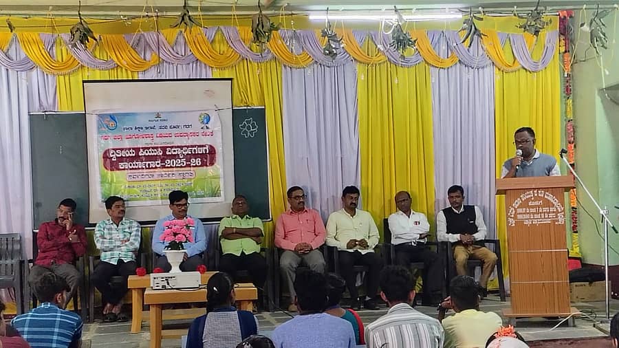 ಶಿರಹಟ್ಟಿಯ ಎಫ್.ಎಂ. ಡಬಾಲಿ ಪದವಿಪೂರ್ವ ಕಾಲೇಜಿನಲ್ಲಿ ಶನಿವಾರ ನಡೆದ ಭೂಗೋಳ ಶಾಸ್ತ್ರ ವಿಷಯದ ಕಾರ್ಯಾಗಾರದಲ್ಲಿ ಉಪನ್ಯಾಸಕ ಪಿ.ಎನ್. ಕುಲಕರ್ಣಿ ಮಾತನಾಡಿದರು 