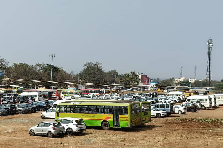 ಬಾದಾಮಿ ಎಪಿಎಂಸಿ ಆವರಣದಲ್ಲಿ ಪ್ರವಾಸಿ ವಾಹನಗಳ ನಿಲುಗಡೆ ಮಾಡಿರುವುದು