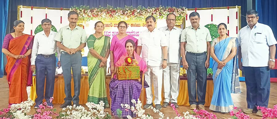 ತೀರ್ಥಹಳ್ಳಿಯ ಸರ್ಕಾರಿ ಪದವಿ ಪೂರ್ವ ಕಾಲೇಜು ಅಭಿವೃದ್ಧಿಗೆ ಸಹಕಾರ ನೀಡಿದ ಸುಚರಿತಾ ಎಂ. ಅವರನ್ನು ಗೌರವಿಸಲಾಯಿತು