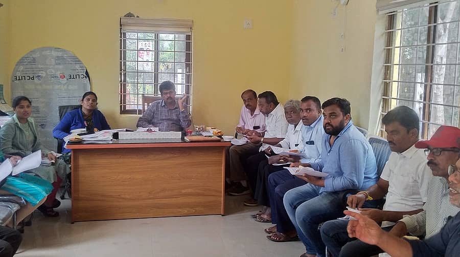 ಶ್ರೀರಂಗಪಟ್ಟಣದಲ್ಲಿ ಶುಕ್ರವಾರ ನಡೆದ ಗ್ಯಾರಂಟಿ ಯೋಜನೆಗಳ ಅನುಷ್ಠಾನ ಪ್ರಾಧಿಕಾರದ ತಾಲ್ಲೂಕು ಸಮಿತಿ ಪದಾಧಿಕಾರಿಗಳ ಸಭೆಯಲ್ಲಿ ಸಮಿತಿಯ ಅಧ್ಯಕ್ಷ ಎಂ.ಎಲ್‌. ದಿನೇಶ್ ಮಾತನಾಡಿದರು 